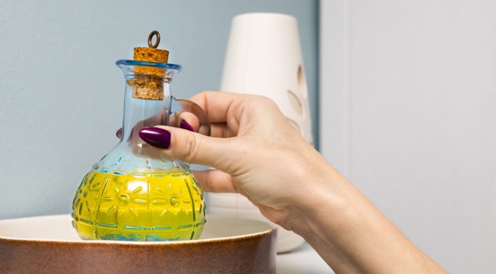 Pielęgniarka ostrzega przed popularnym olejkiem. Wiele osób źle go używa