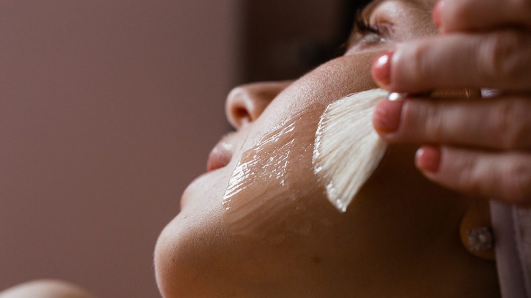 Peeling, który daje efekt nowej skóry – wielopoziomowo złuszcza! Ma konsystencję płynnej galaretki