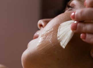 Peeling, który daje efekt nowej skóry – wielopoziomowo złuszcza! Ma konsystencję płynnej galaretki
