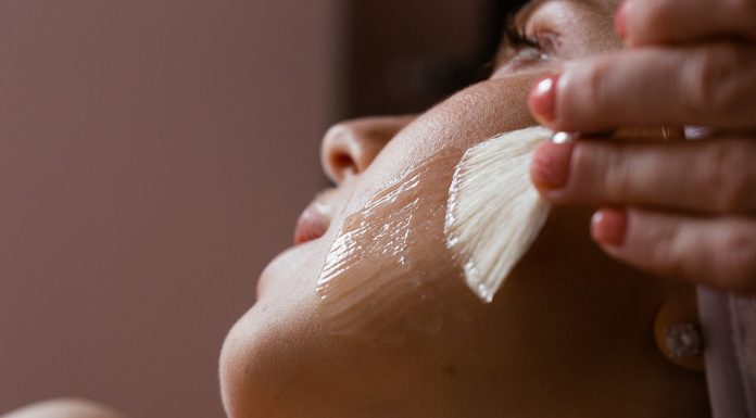 Peeling, który daje efekt nowej skóry – wielopoziomowo złuszcza! Ma konsystencję płynnej galaretki