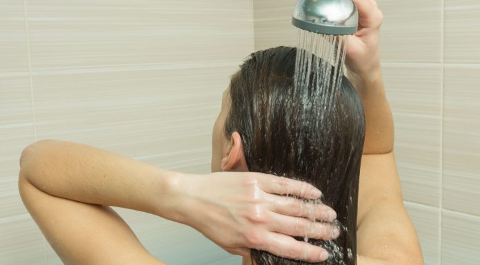 Myjesz włosy zimną wodą? Zapytaliśmy trycholożkę, co o tym myśli