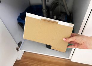 Włóż karton na dno kosza. Szybko pozbędziesz się przykrego problemu