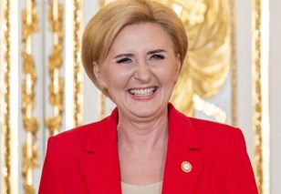 Pokazała się w eleganckich spodniach na lato. Efektownie wydłużają nogi