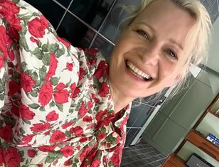 Ideał na wiosnę i lato. Kożuchowska pozuje w kwiecistej sukience