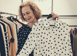 Po „40” unikaj tych kolorów. Postarzają i podkreślają mankamenty urody