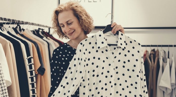 Po „40” unikaj tych kolorów. Postarzają i podkreślają mankamenty urody