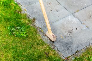 Zmieszaj z wodą i spryskaj płytki. Po chwastach nie będzie śladu