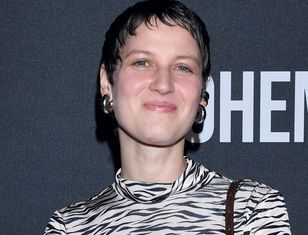 Aleksandra Domańska chce być modna. Wskoczyła w srebrne sandałki