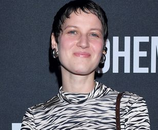 Aleksandra Domańska chce być modna. Wskoczyła w srebrne sandałki