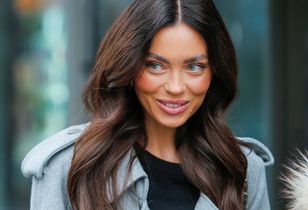 Zapozowała nad brzegiem morza. W talii przewiązała chustę