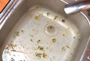 Jak odetkać zatkany zlew? Wystarczy to, co masz w kuchni