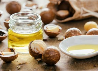 Nazywa się go „złotem Australii”. Wygładza zmarszczki i ratuje zniszczone włosy. Jak go stosować?