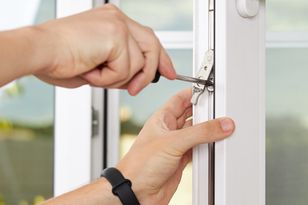 Wystarczy przekręcić śrubę w oknie. Później sobie podziękujesz