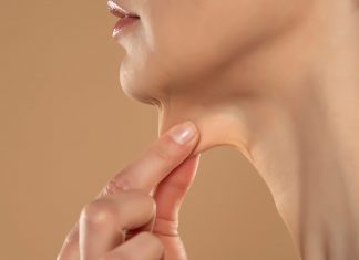 To mocne serum ujędrni „indyczą” szyję. Mówią, że to pogromca zwiotczałej i obwisłej skóry