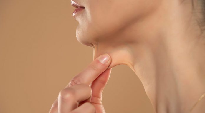 To mocne serum ujędrni „indyczą” szyję. Mówią, że to pogromca zwiotczałej i obwisłej skóry