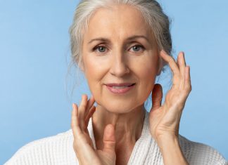 60-latki masowo wykupują ten jeden krem. „Uratował moje opadające powieki”