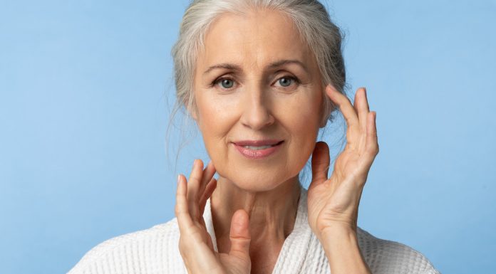 60-latki masowo wykupują ten jeden krem. „Uratował moje opadające powieki”