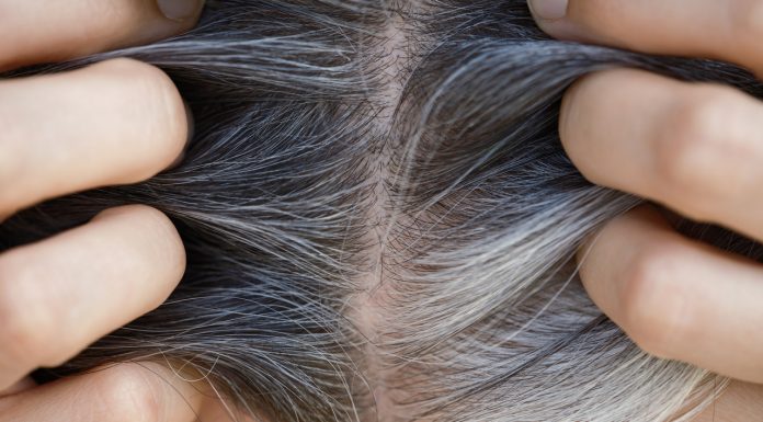 Siwe włosy znikną, jeśli zaczniesz suplementować witaminy. Szczególnie jedna działa skutecznie