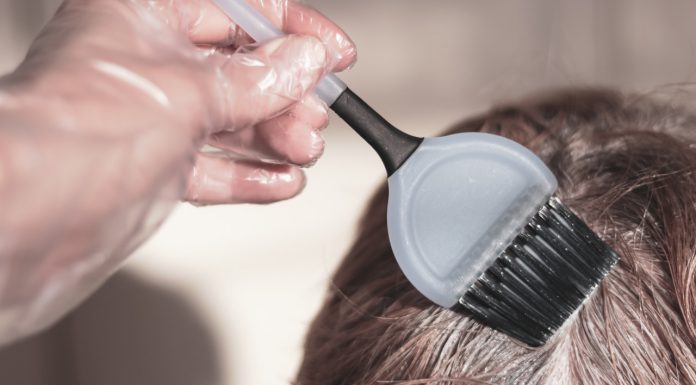 Najlepszy kolor włosów po 50-tce. Jest bardzo twarzowy i odejmuje lat