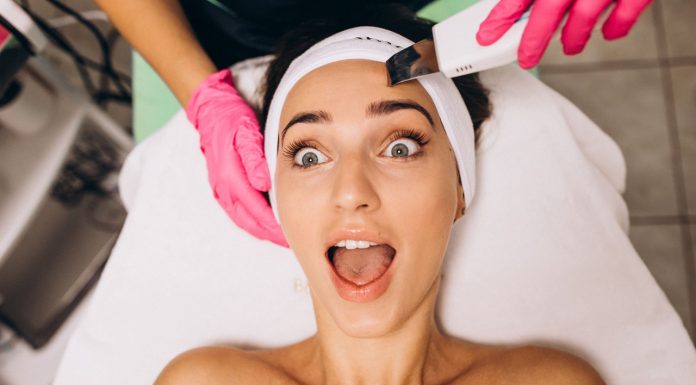 Urządzenia do mikrodermabrazji i peelingu kawitacyjnego – TOP 5 – Twoja droga do promiennej skóry