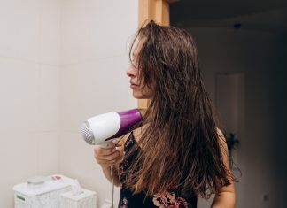 Osiem włosowych teorii, które nie mają sensu. Ekspertka załamuje ręce