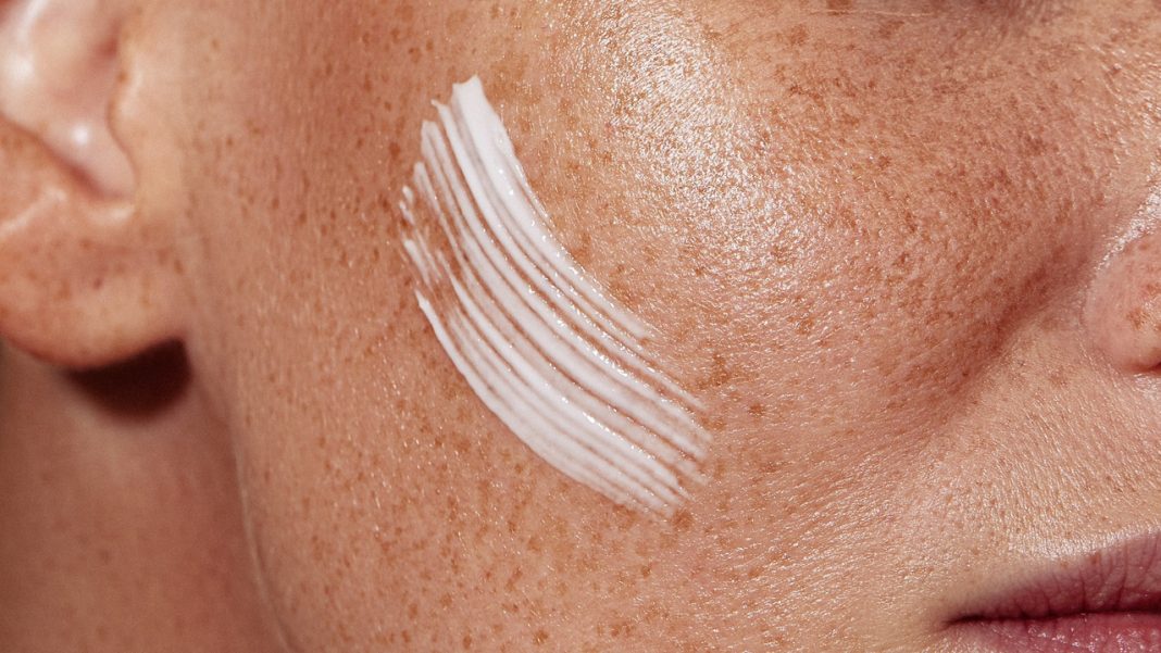 Twoja skóra ma tendencję do przebarwień? Zapobiegaj, zamiast leczyć! Ten krem to must have