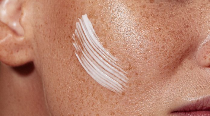 Twoja skóra ma tendencję do przebarwień? Zapobiegaj, zamiast leczyć! Ten krem to must have