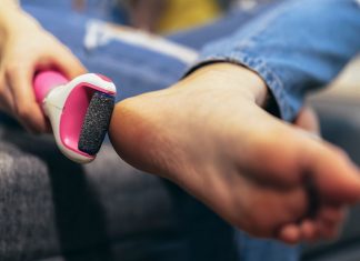 Te niedrogie frezarki do stóp błyskawicznie wygładzają. Już nigdy nie sięgniesz po pumeks