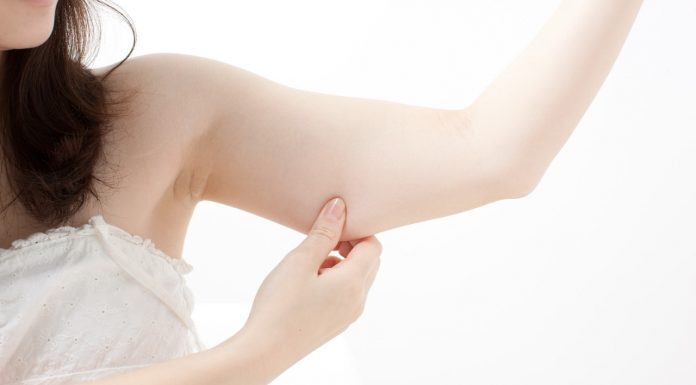 Trzy kosmetyki, które pomogą pozbyć się pelikanów. Zapomnij o zwiotczałej skórze ramion