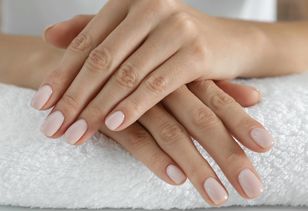 „Kąpielowe” paznokcie hitem na lato. Propozycja w sam raz dla fanek minimalizmu