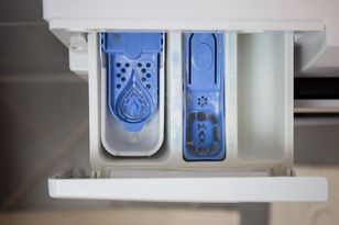 Wlej do przegródki i nastaw pranie. Pralka będzie lśnić czystością