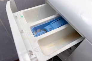 Co wsypać do każdej z trzech przegród w pralce? „Robiłam to źle przez 30 lat”