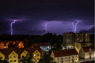 Nie rób tego podczas burzy. Narażasz się na porażenie