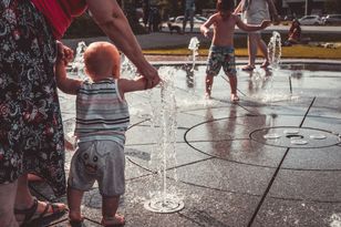 Mandat to niejedyny problem. Kąpiel w fontannie ma wiele konsekwencji