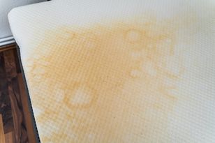 Zanurz w płynie i owiń żelazko. Materac odzyska śnieżną biel