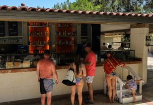 Polacy na all inclusive. „Skaczą z balkonów, łamią ręce i nogi”