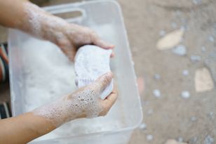 Zmieszaj ze sobą cztery składniki. Ubrania będą śnieżnobiałe
