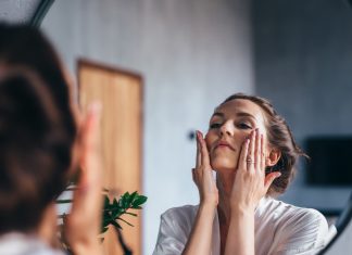 Twoja skóra jest podrażniona po oczyszczaniu lub demakijażu? Sprawdź, co możesz zrobić, aby tak nie było
