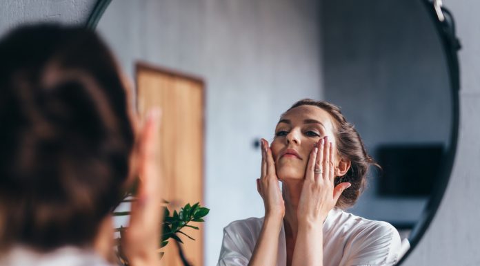 Twoja skóra jest podrażniona po oczyszczaniu lub demakijażu? Sprawdź, co możesz zrobić, aby tak nie było