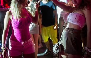 Jest dobrą żoną. W wakacje pozwala sobie na więcej