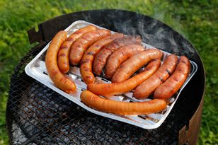 Gdzie wyrzucić tacki z grilla? Bardzo łatwo o błąd