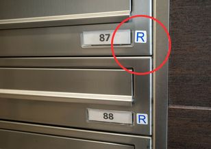 Widzisz naklejkę „R” na skrzynce pocztowej? Sprawdź, co to oznacza