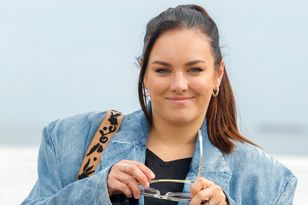 Zamiast szortów, jeansowy kombinezon. To najmodniejszy model tego lata