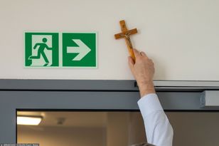 Krzyże w warszawskich urzędach. Kolejne działania poszczególnych grup