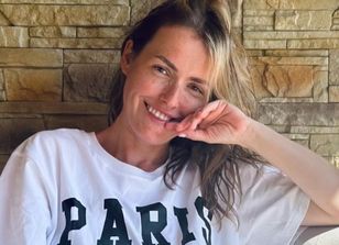 Wbiegła do morza. Fanki pytają o ten genialny strój