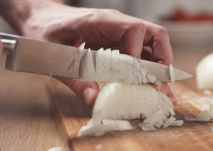 Genialny patent na krojenie cebuli.