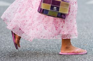 Polki noszą je na potęgę. Podolog ostrzega szczególnie przed jednymi