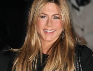 Stanęła na schodach. Jej kreacja zapiera dech