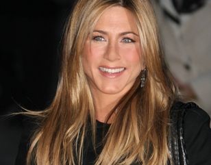 Stanęła na schodach. Jej kreacja zapiera dech