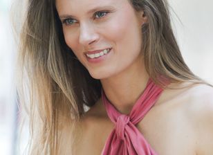 Włożyła „slip dress”. Teraz nie ma modniejszej sukienki